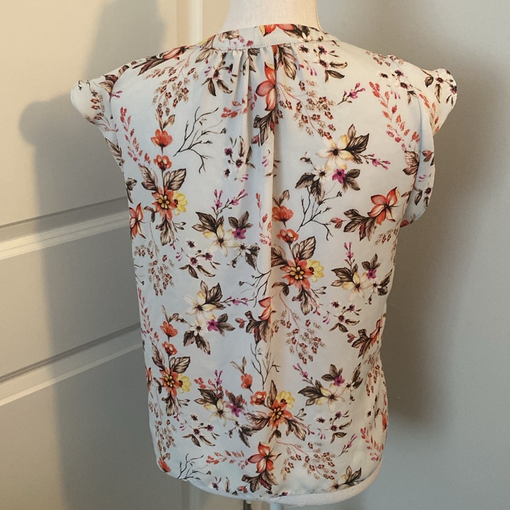 🥭 (4 for $15)!Light blue floral blouse Emma and Olivia - Picture 2 of 9